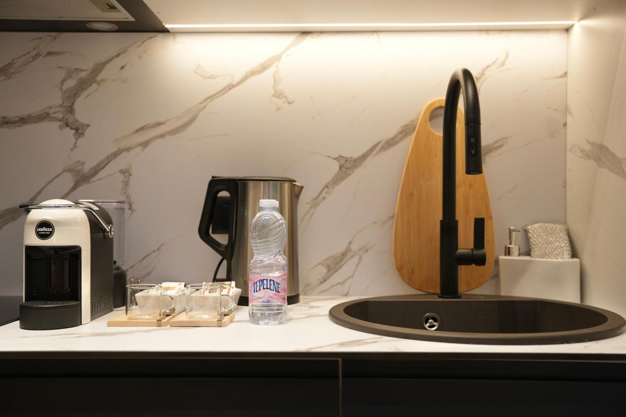 Nea Deluxe Apart-Hotel Тирана Екстериор снимка