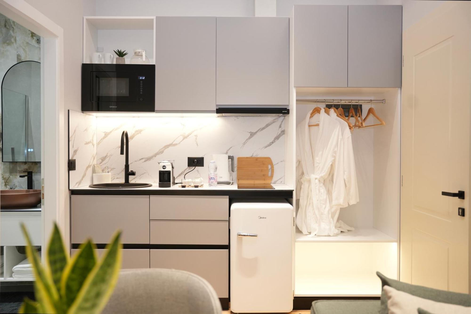 Nea Deluxe Apart-Hotel Тирана Екстериор снимка